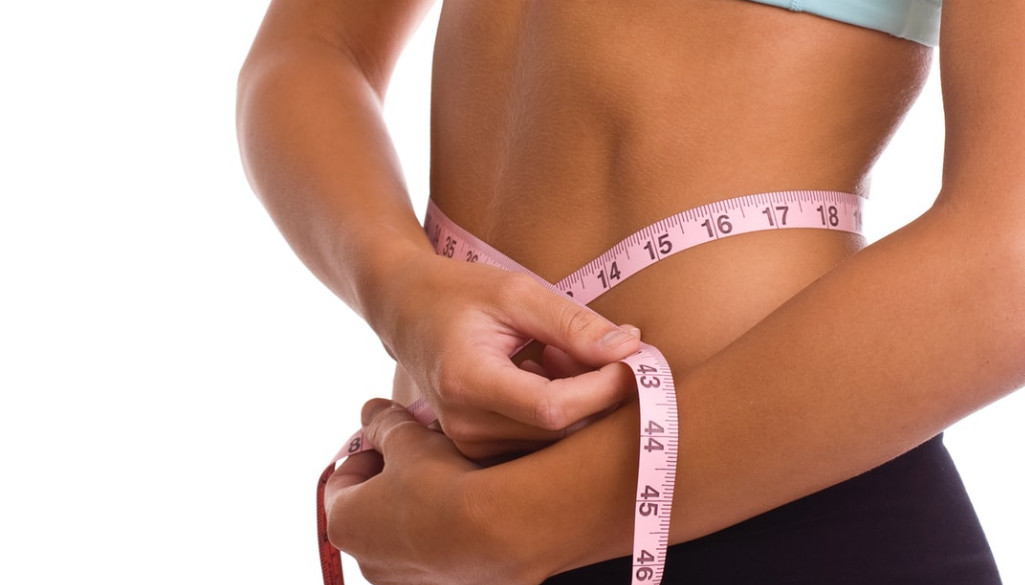 kobieta mierzy obwód brzucha – czemu waga stoi